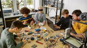 Kinderen bouwen geconcentreerd samen aan hun technische bouwpakketten