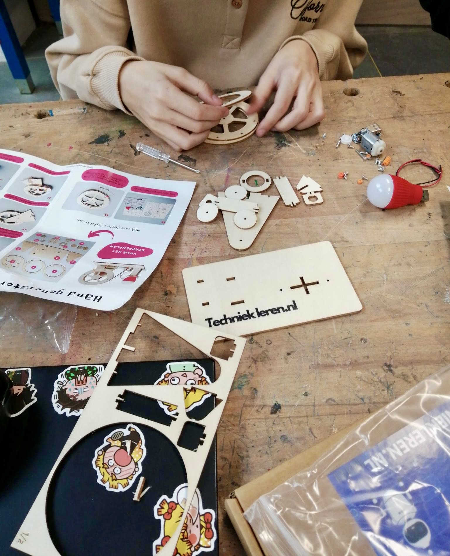 Kinderen bouwen samen aan een technisch bouwpakket